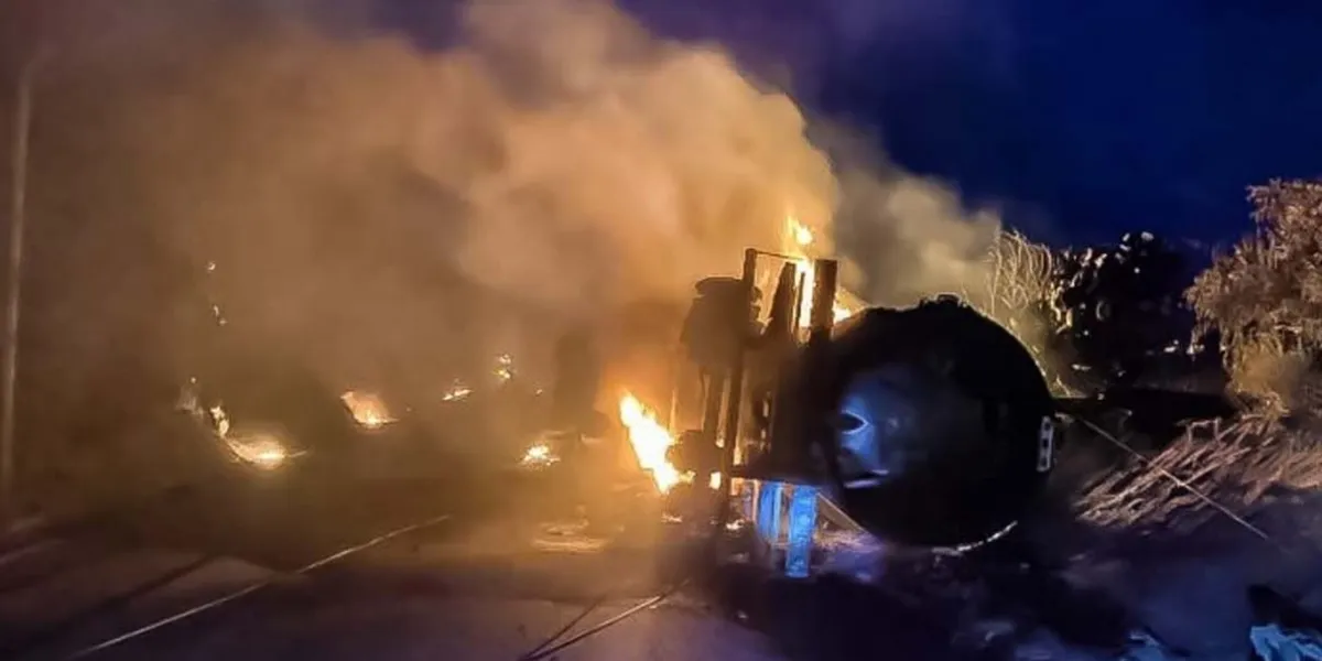 Sin víctimas por explosión de pipa en Palmar de Bravo; hay cierre parcial en la autopista
