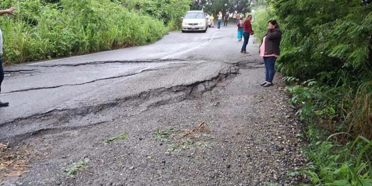 Socavones en Carretera Estatal 101 generan riesgo para conductores en Mecapalapa