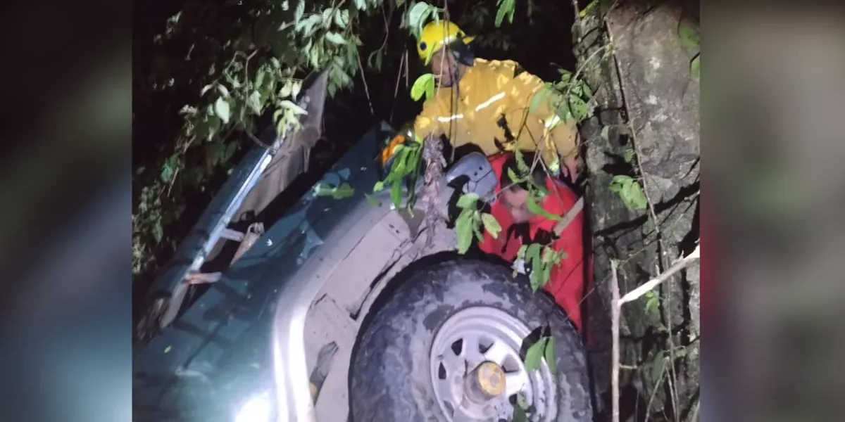 Tres heridos tras accidente de camioneta en camino de terracería en Xicotepec