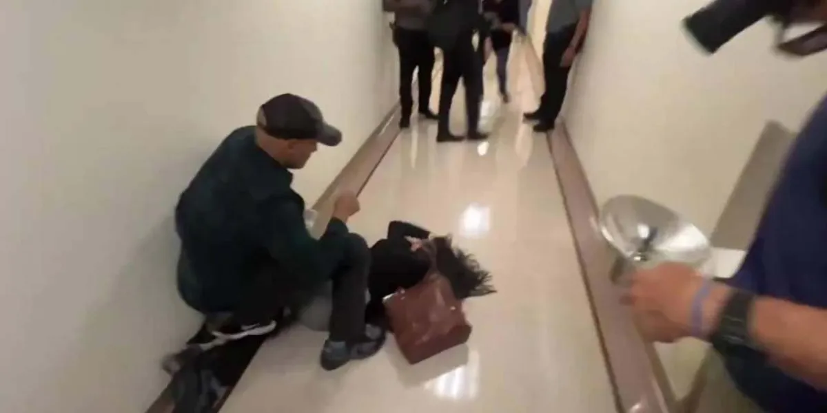 VIDEO muestra a mujer lanzada al suelo por ICE frente a su familia en Nueva York