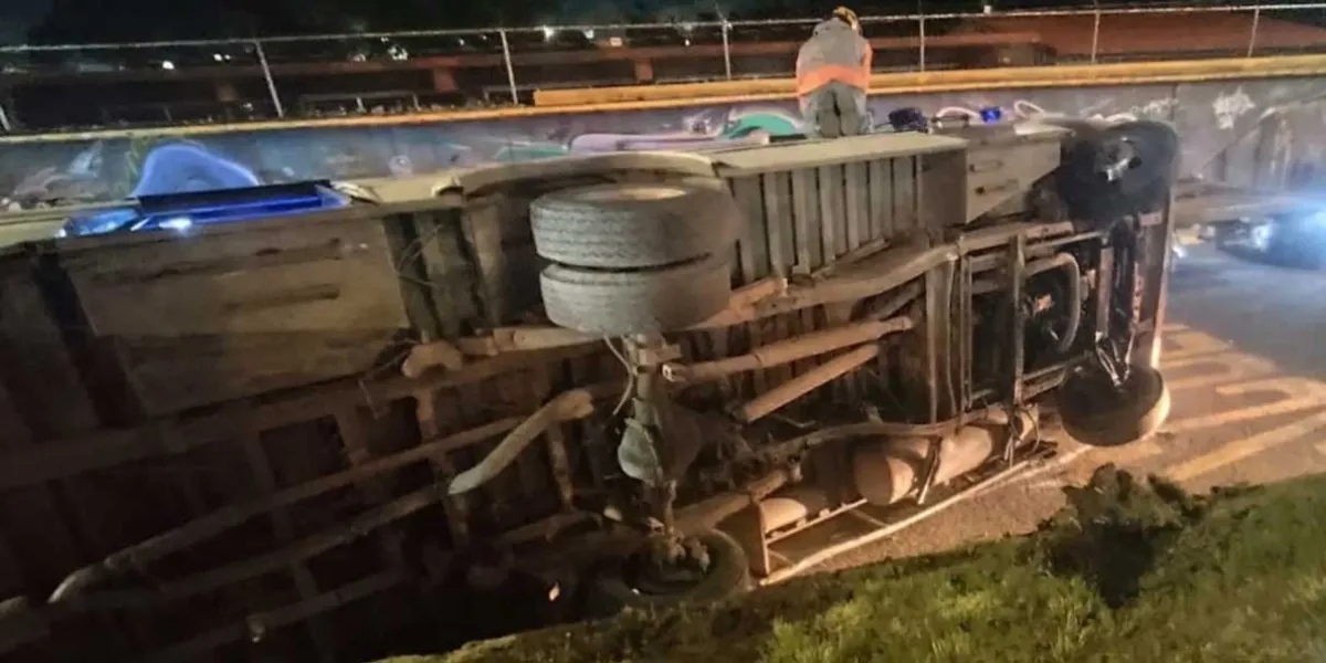  Volcadura de microbús Ruta 52 en Amalucan deja 30 heridos y caos vial en Puebla