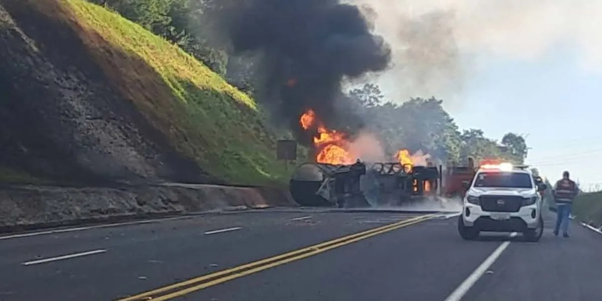 Volcadura e incendio de pipa en Huauchinango provoca cierre de autopista