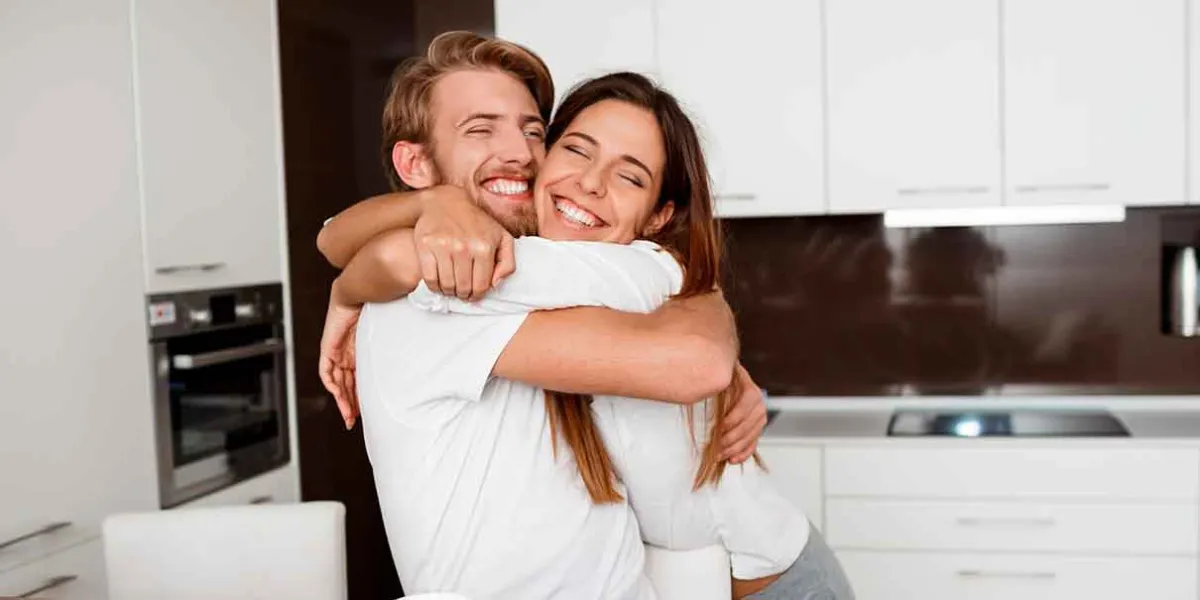 Cómo pequeños hábitos semanales construyen relaciones felices y duraderas