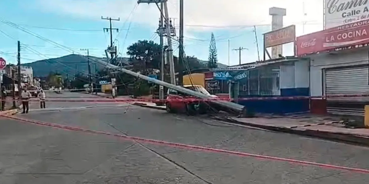 Choque en Xicotepec: auto derriba poste de CFE y provoca apagón en colonias