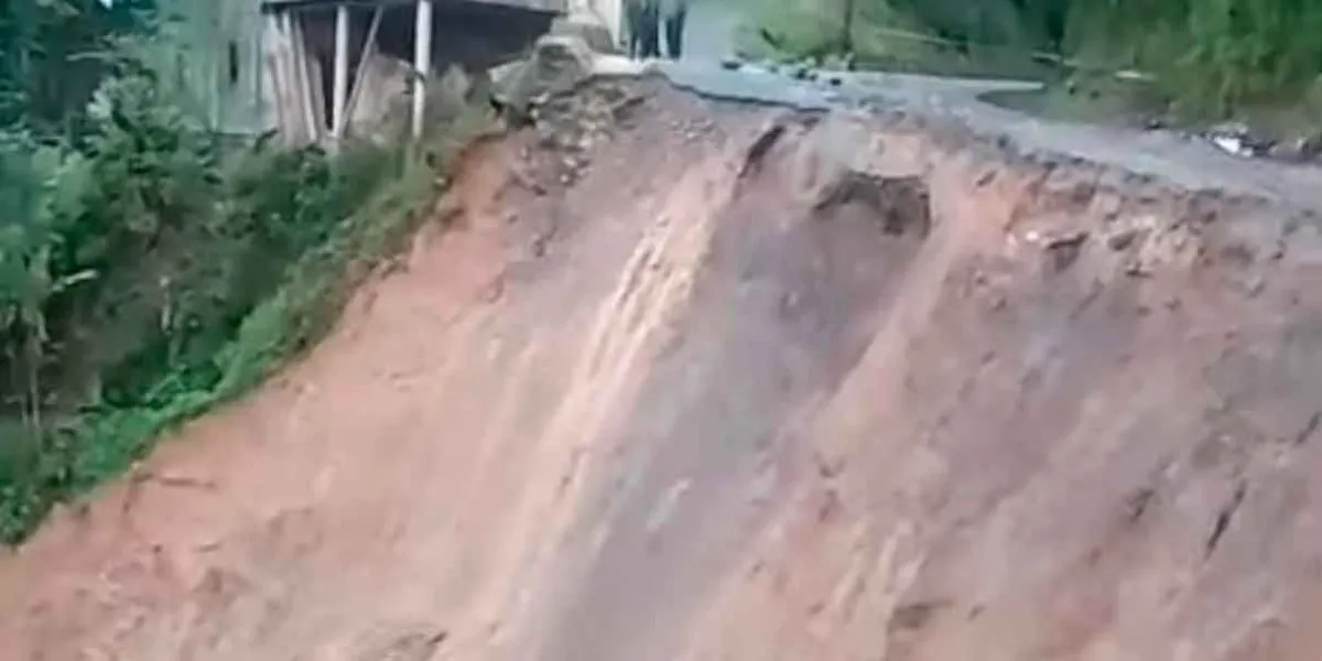 Lluvias provocan derrumbes y cierran carretera en San Miguel Eloxochitlán