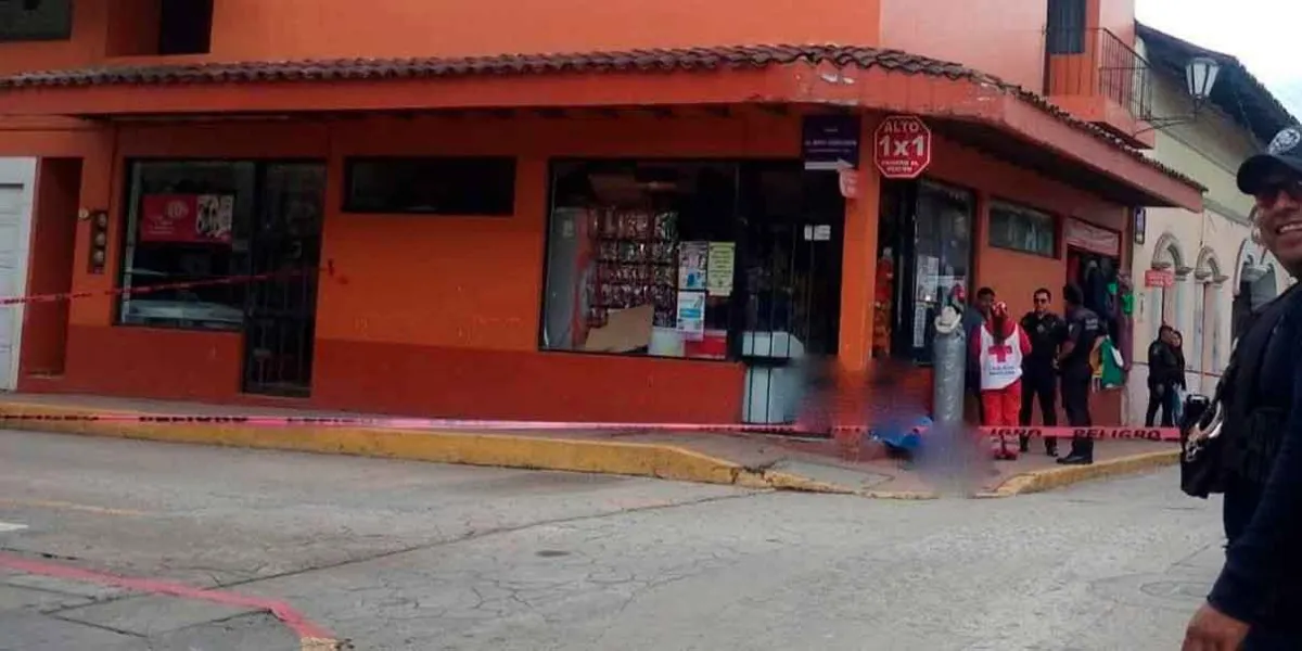 Fallece hombre en el centro de Zacatlán mientras cargaba un tanque de gas