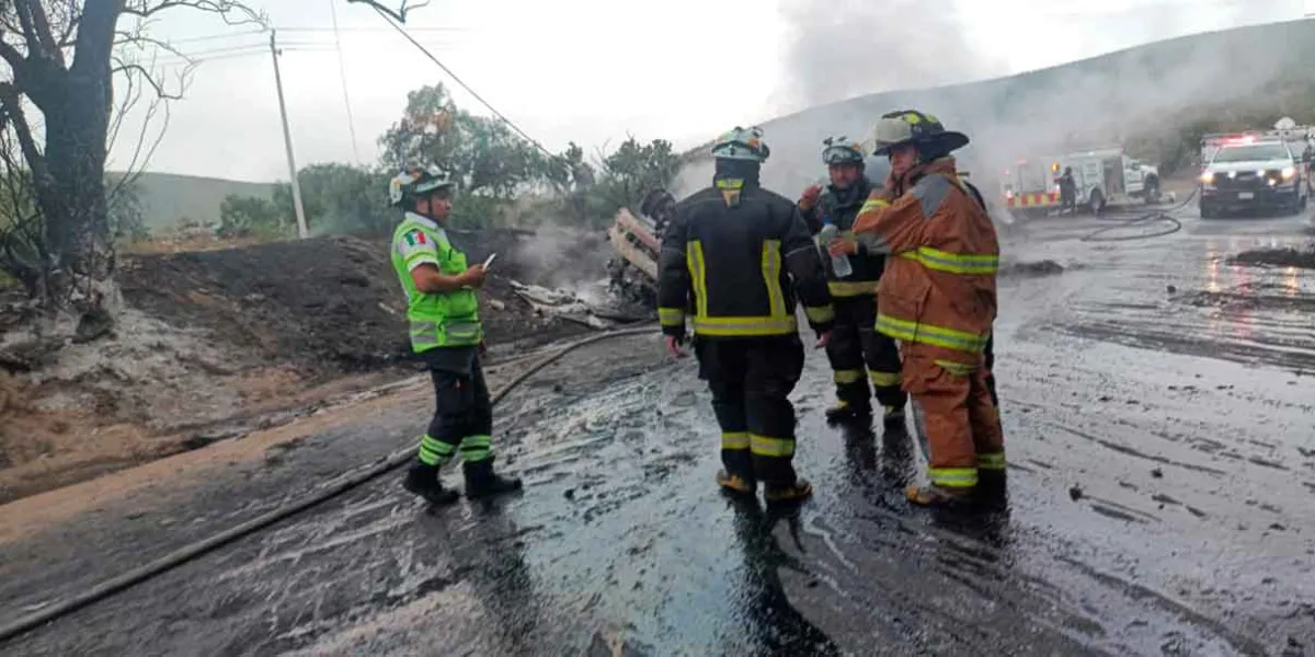 Tractocamión se incendia en la autopista Puebla–Orizaba; no hay heridos reportados