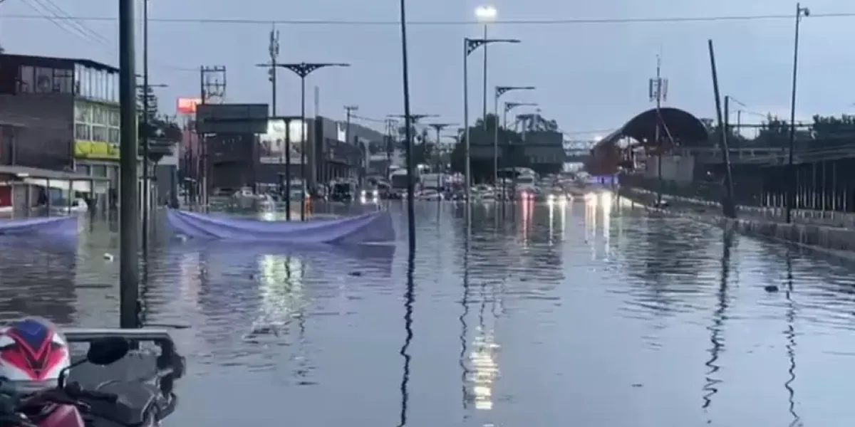 Inundaciones en Iztapalapa y en la Línea A del Metro tras tormenta en la Ciudad de México