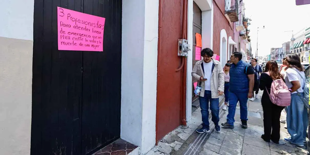 Trabajadoras de la Secretaría de las Mujeres exigen pago de salarios en Puebla