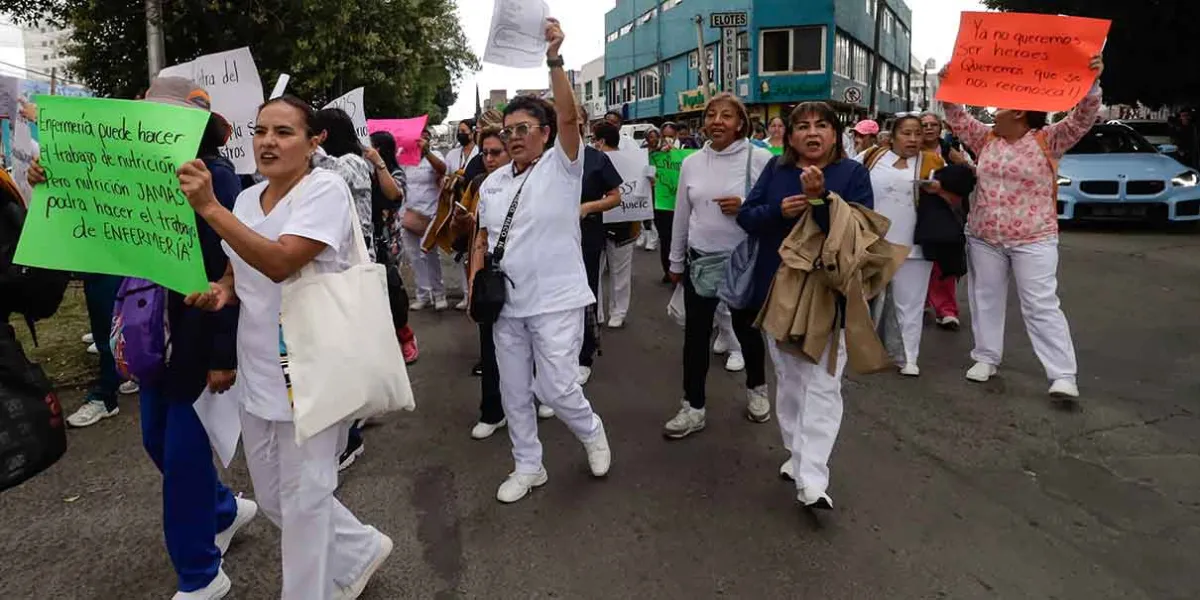 Enfermería del ISSSTEP se manifiesta por aumento salarial en Puebla