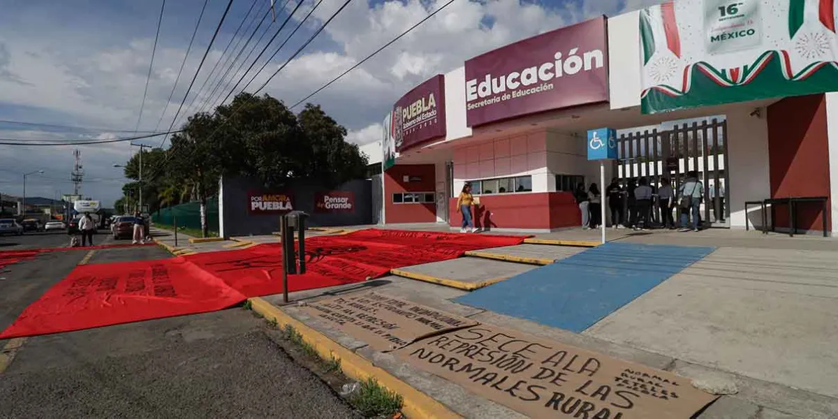 Protesta en Puebla: Normal Rural Carmen Serdán exige matrícula y destitución de directivos