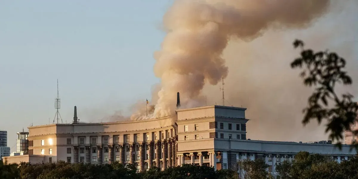 Zelensky califica de "despiadado" el nuevo ataque ruso que alcanzó el edificio del Gabinete