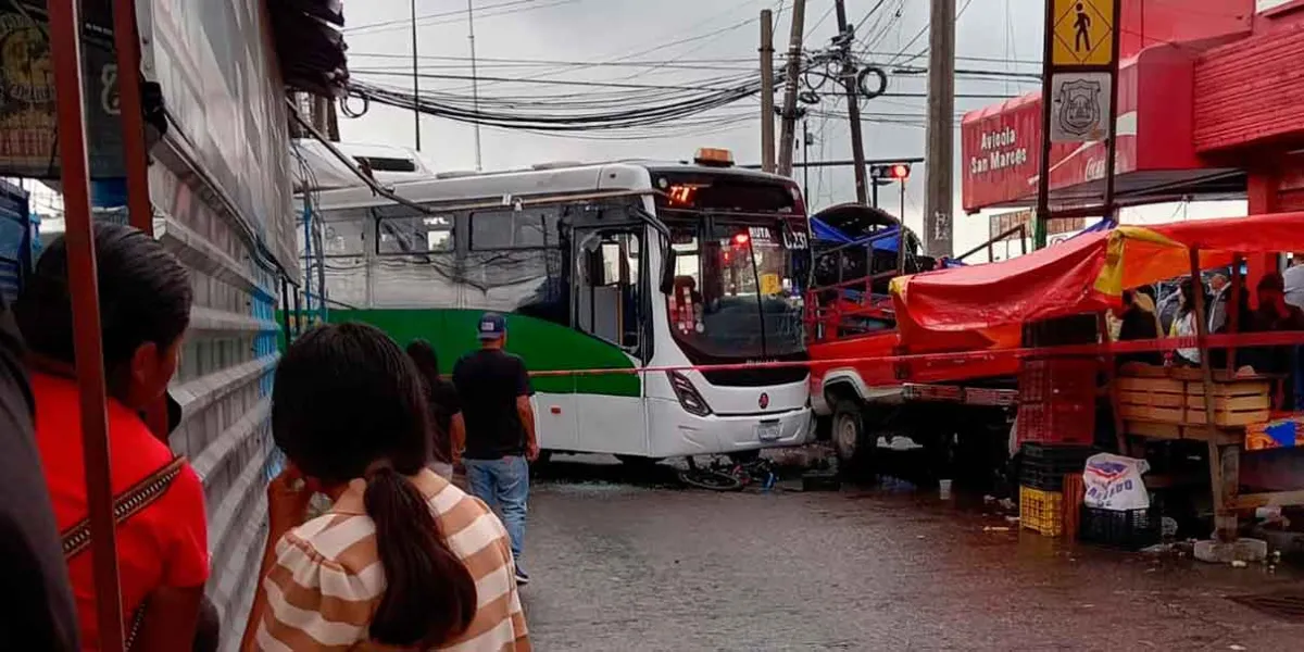 Accidente en Puebla: camión de RUTA choca contra caseta y puestos ambulantes en bulevar Norte