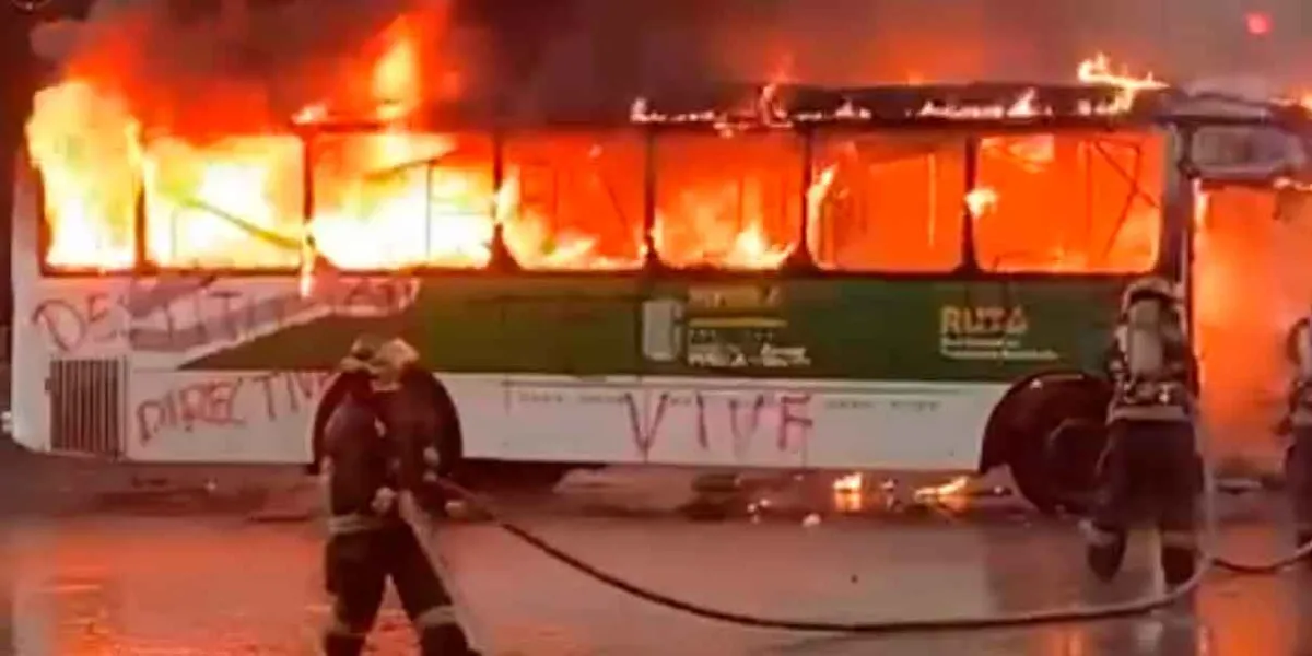 . Violenta protesta de normalistas de Teteles, quemaron una unidad del RUTA; rompieron diálogo con la SEP