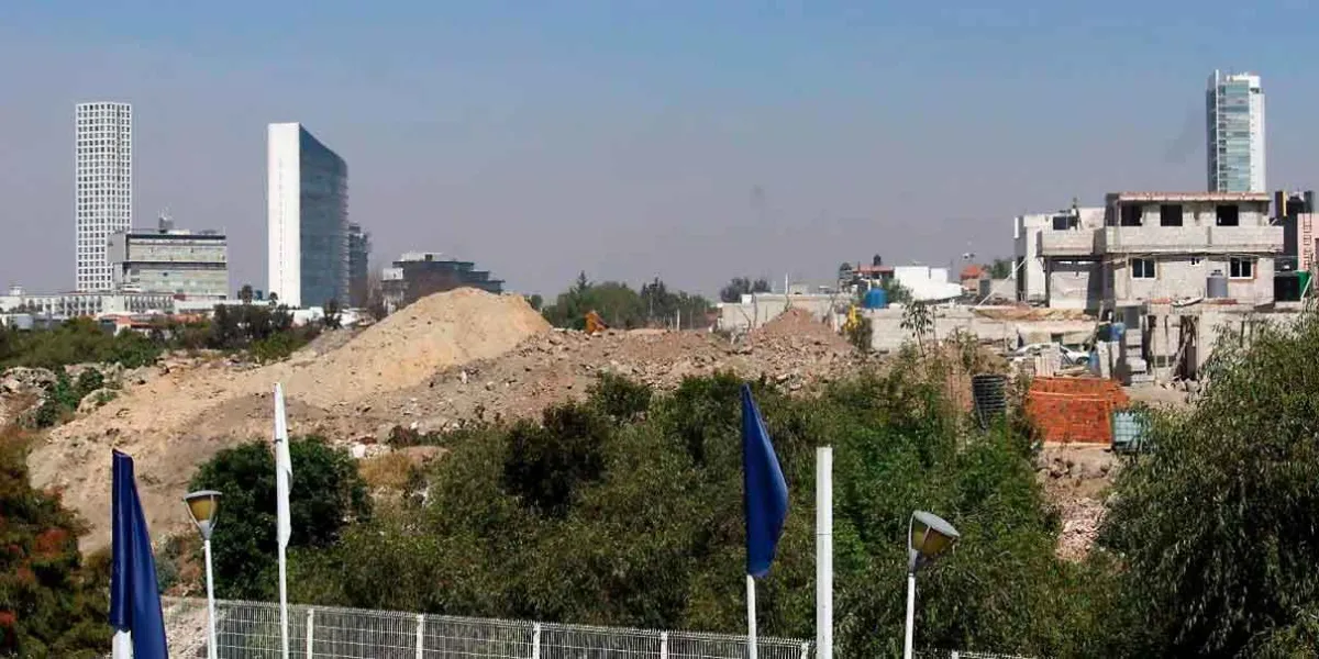 Inmobiliarias invaden margen del Atoyac con viviendas irregulares, alerta gobernador Armenta