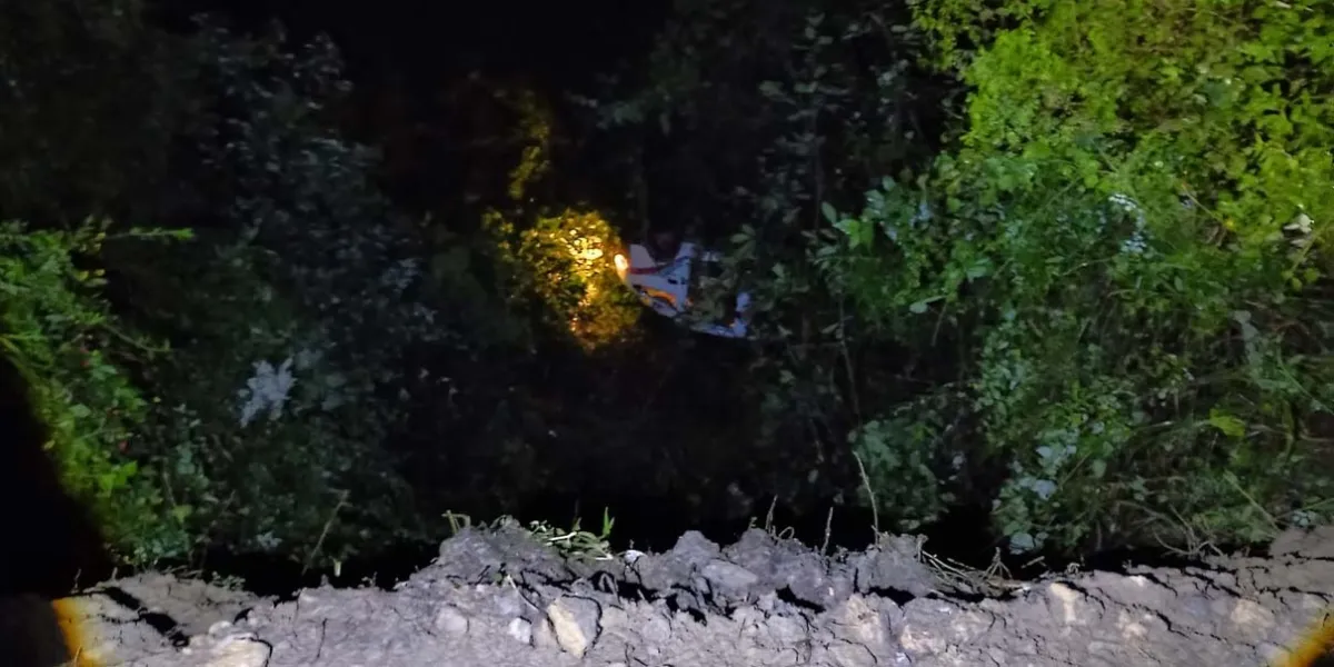 18 lesionados en Huauchinango tras caer colectiva a barranco