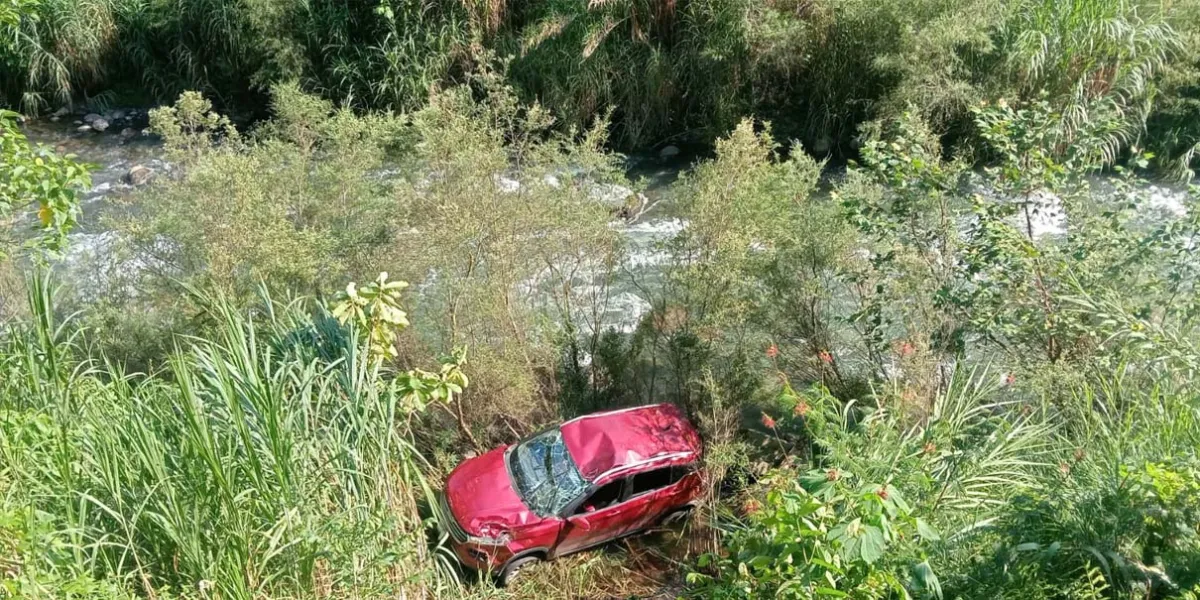 Accidente en Jopala deja tres lesionados tras caída de camioneta a barranco