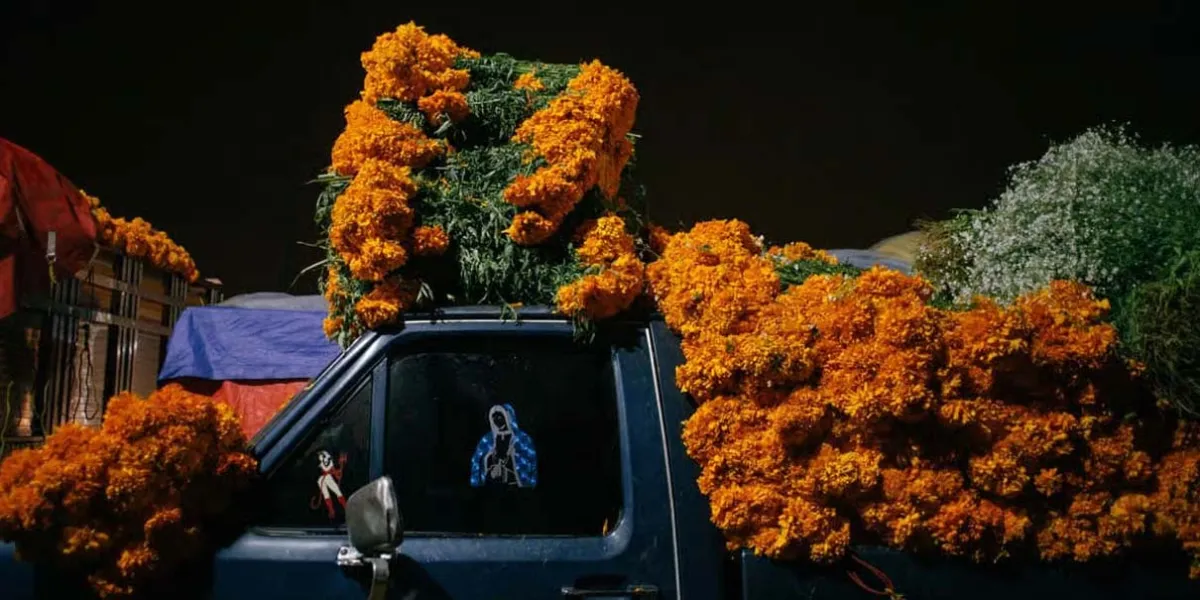 Atlixco inicia venta de cempasúchil en Santa Rita; tradición y economía se unen