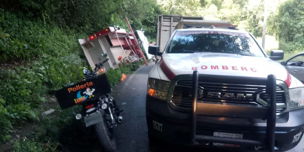 Camión de Bomberos de Xicotepec volcó cuando acudían a Venustiano Carranza