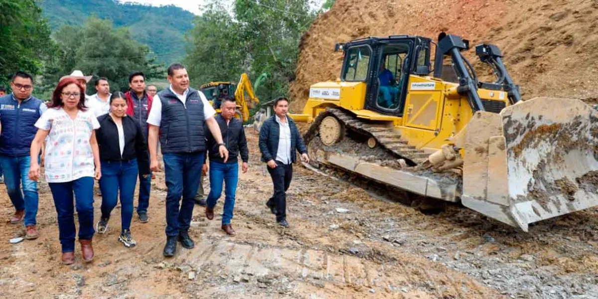 Con módulos de maquinaria, abren caminos afectados por deslaves en Eloxochitlán