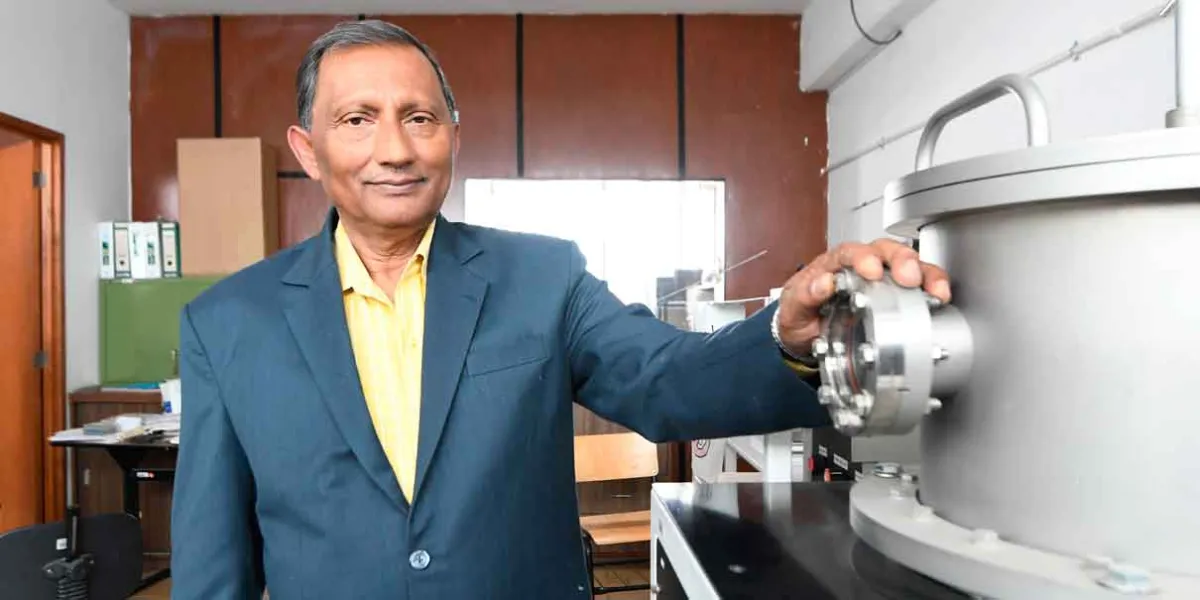 En el Instituto de Física el doctor Pal diseña y fabrica nanomateriales para biotecnología y electrónica