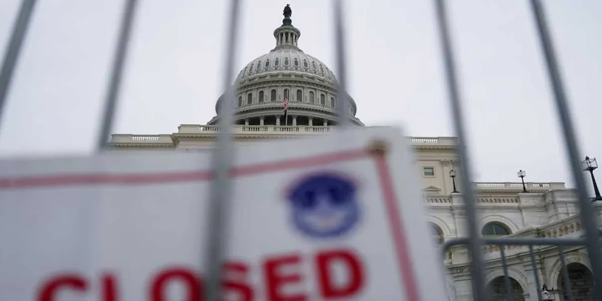 Gobierno de Trump entra en cierre por disputa sobre presupuesto federal