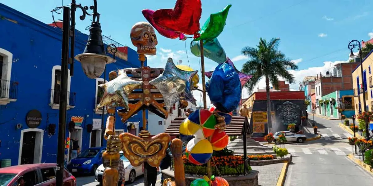 Homenaje a la nostalgia: conoce a "El Globero" escultura del Valle de Catrinas Atlixco