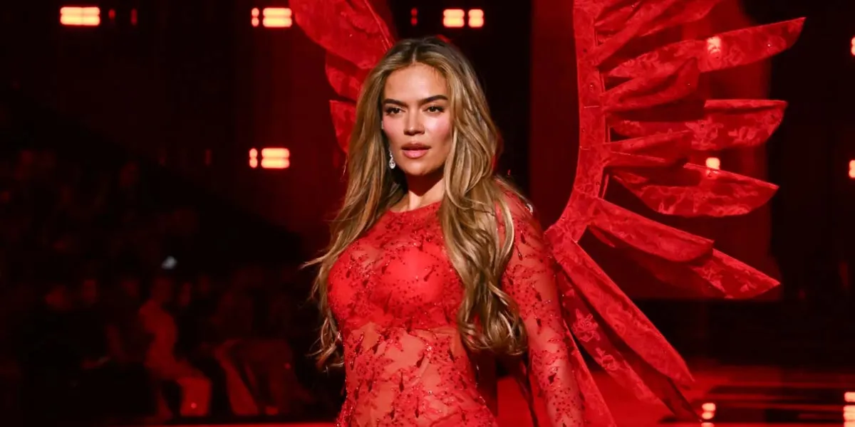 Karol G deslumbra con alas y lencería roja en el Victoria’s Secret Fashion Show 2025