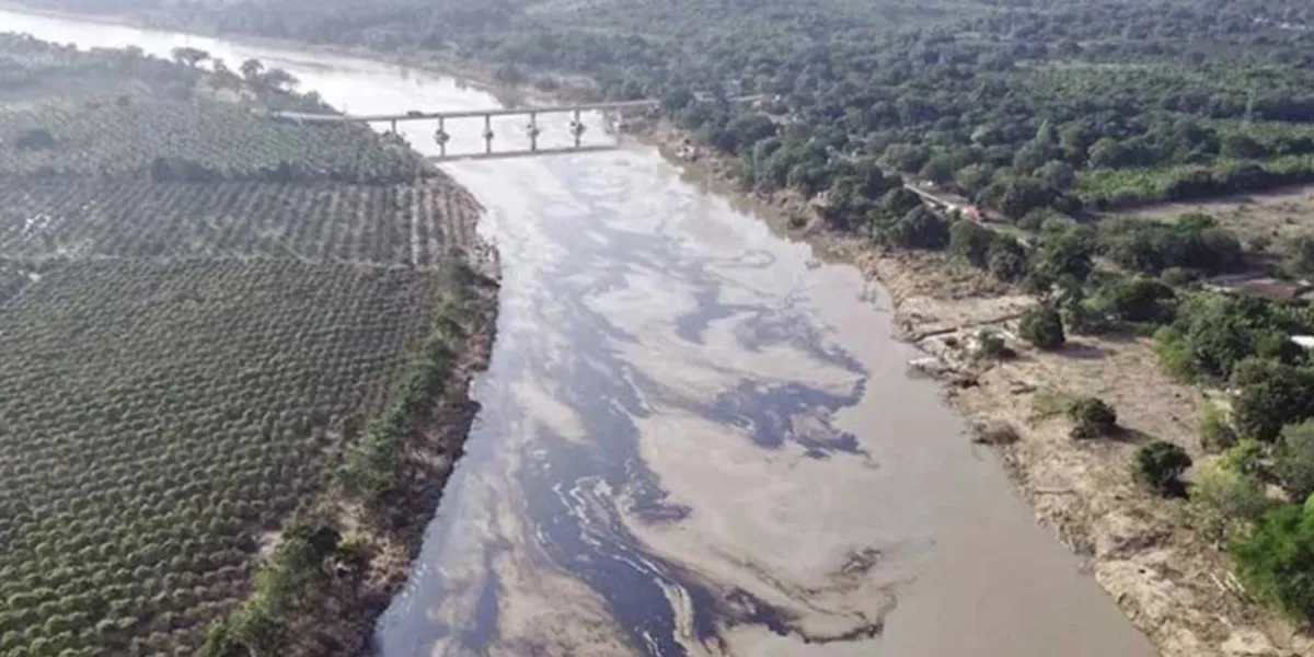 Derrame de hidrocarburo provoca contaminación en río Pantepec, Veracruz