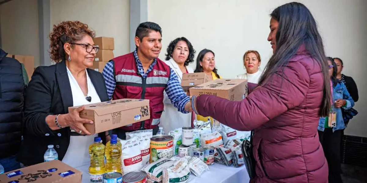 Omar Muñoz y Tere Alfaro entregan insumos alimentarios a instituciones educativas