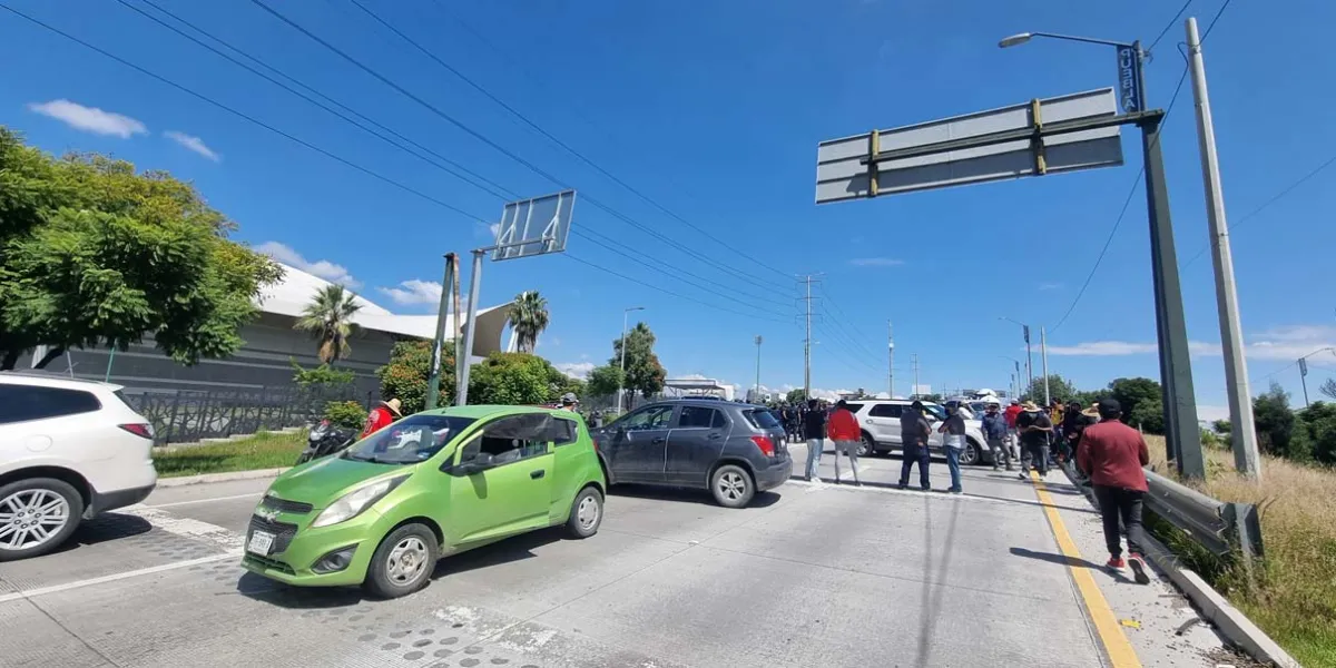 Protesta de padres de familia y la 28 de Octubre dejan sin transporte público a poblanos
