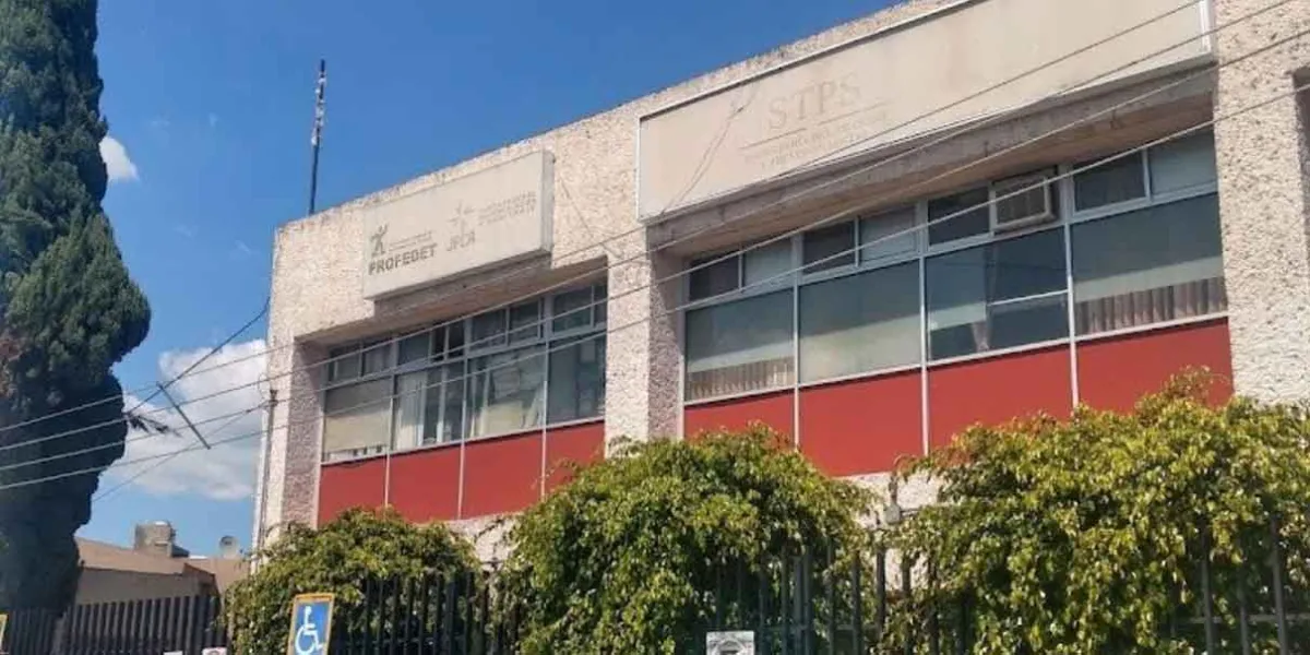 Protesta pacífica en la STPS Puebla por falta de aumento salarial