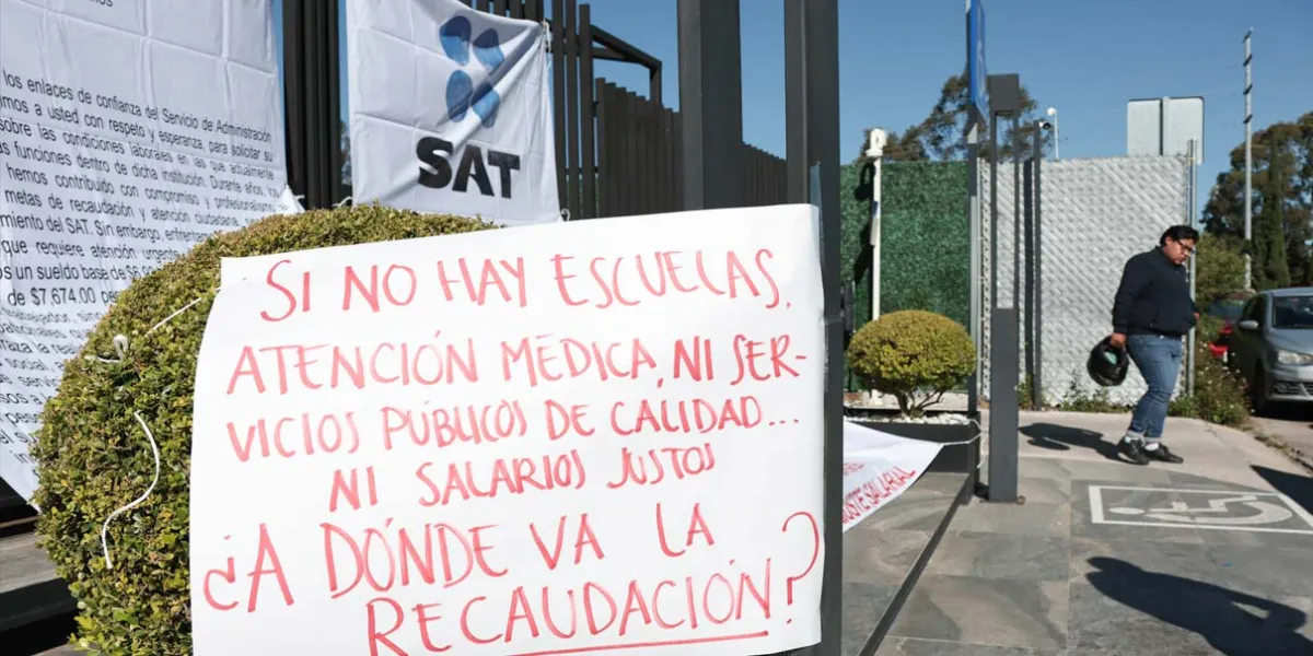 Trabajadores cerraron las oficinas del SAT Angelópolis; les negaron aumento salarial