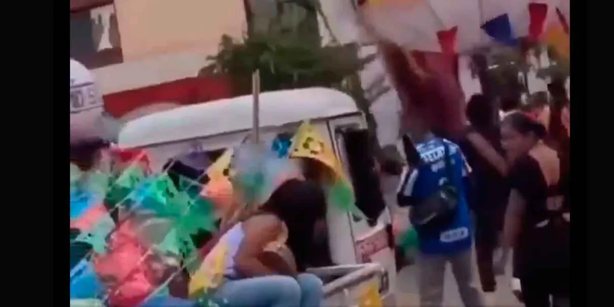 VIDEO. Explosión en calenda de Oaxaca casi provoca tragedia: una niña se salva de milagro
