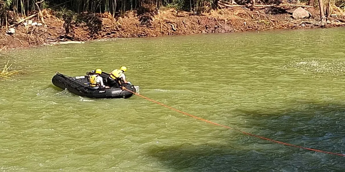 Accidente en Los Vados: vehículo arrastrado por corriente de agua; tripulantes desaparecidos