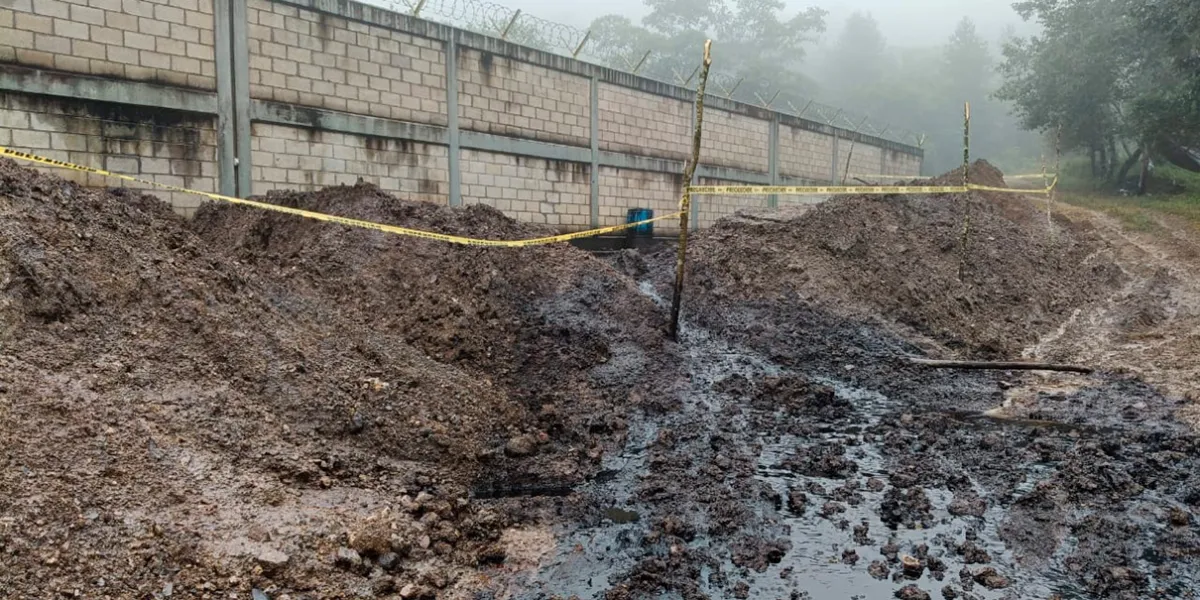 Derrame de hidrocarburo en Xicotepec contamina dos arroyos; vecinos exigen respuesta