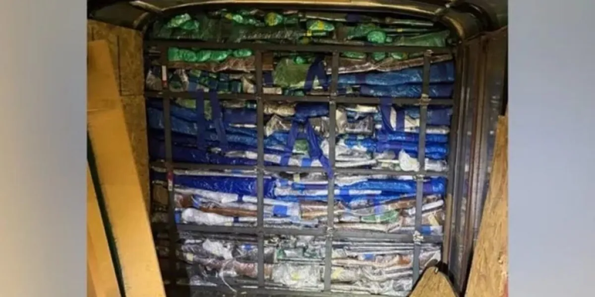Padre e hijo detenidos en Laredo con un camión cargado con 400 armas destinadas a México