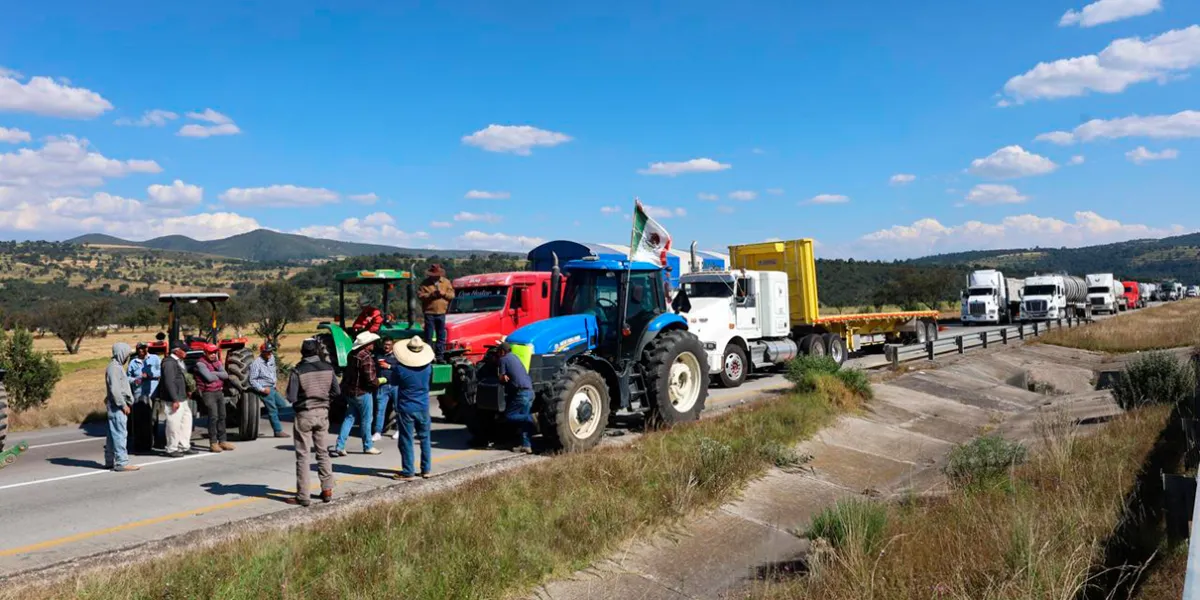 Bloqueos de agricultores detienen producción de Audi Puebla