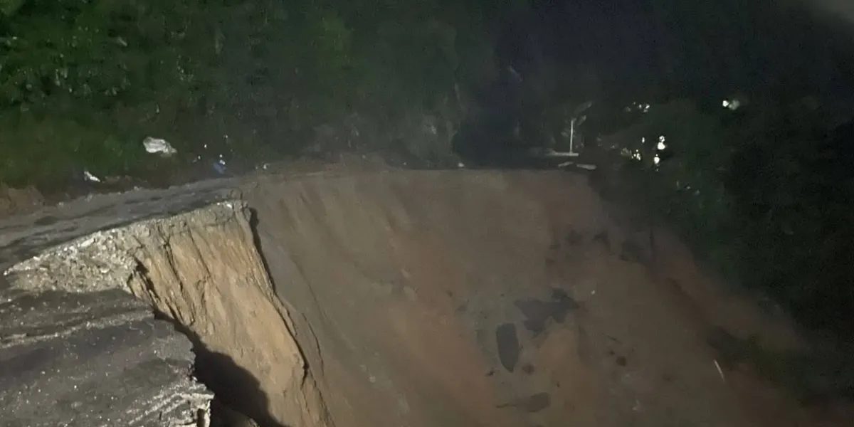 Utilizan explosivos para reabrir caminos en la Sierra Negra