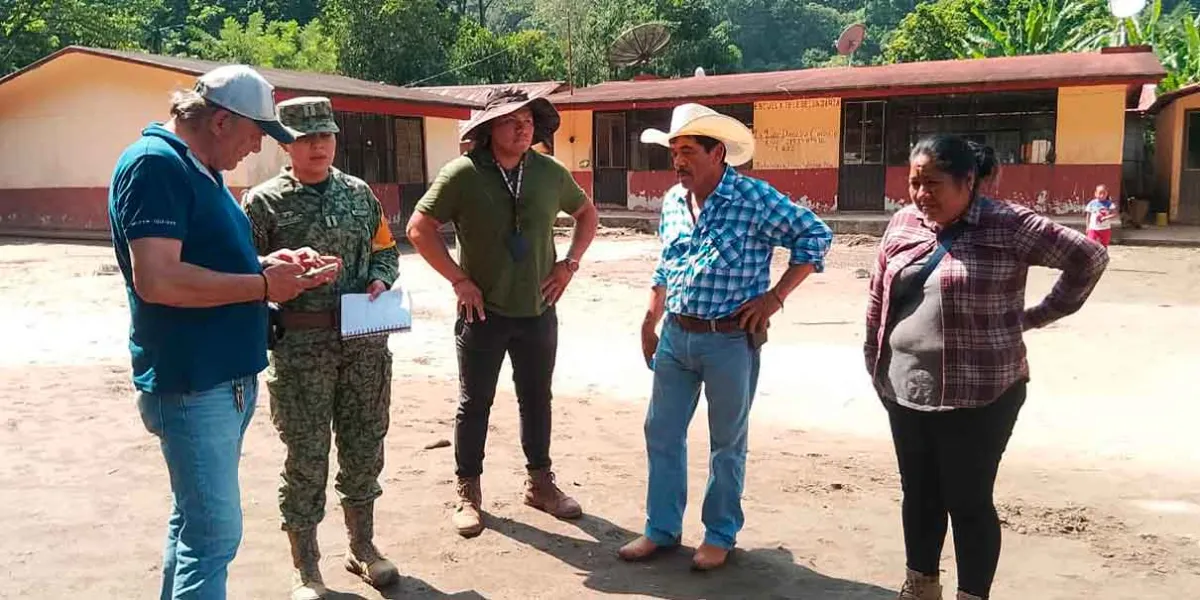 Guardia Nacional y Ayuntamiento de Tlacuilotepec entregan apoyo a familias de Teteloloya