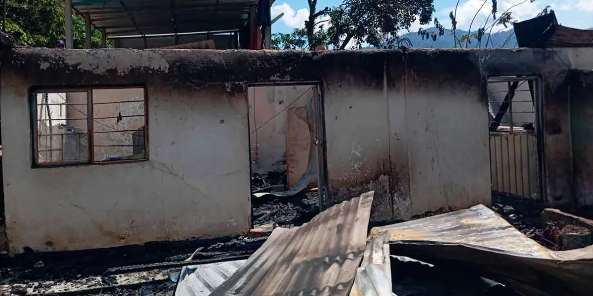 Fuego arrasa vivienda en Itzatlán, Tlacuilotepec; alcalde ofrece ayuda a familia afectada