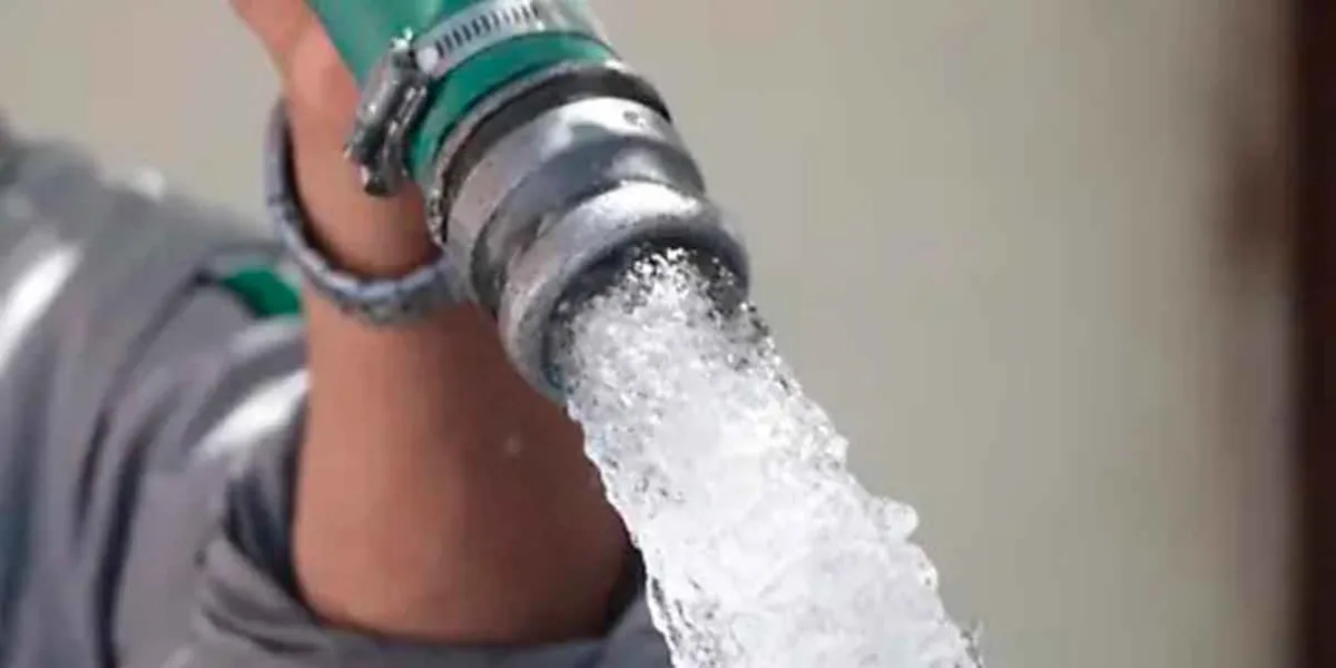 Hay un cartel Azul del agua