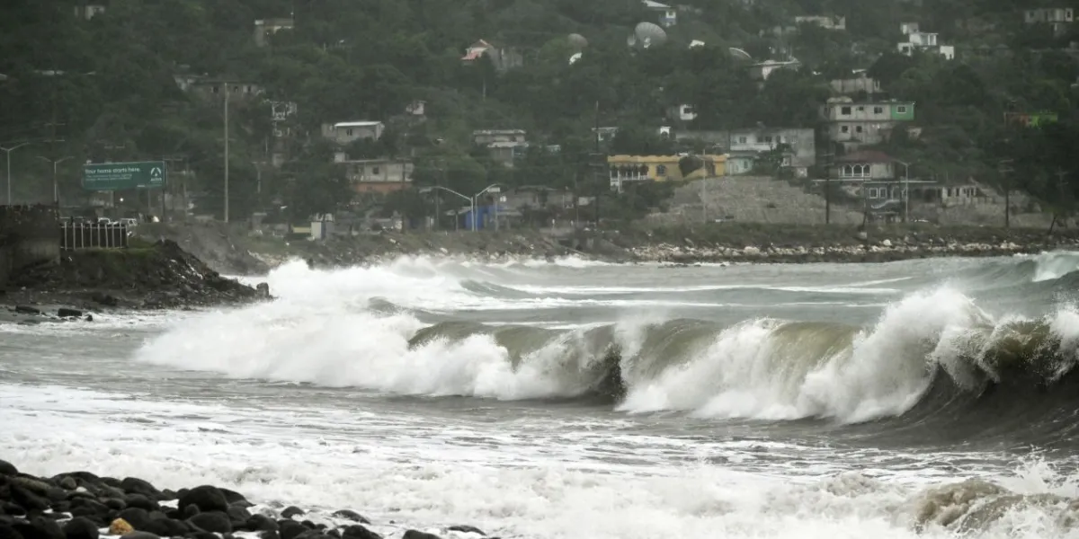 El huracán Melissa amenaza a Jamaica con lluvias "catastróficas"