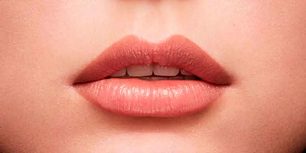 Labios marrones traslúcidos: Cómo dominar la tendencia noventera que conquista 2025/26
