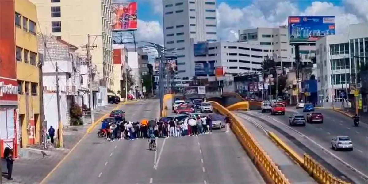 Bloquean bulevar Atlixco por cierre de la Universidad Cuauhtémoc en Puebla