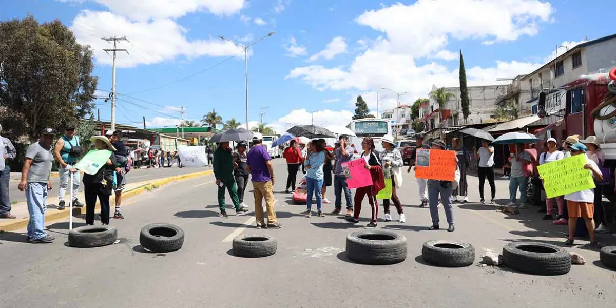 Bloquean Boulevard Valsequillo en Puebla; vecinos piden topes y mejor vigilancia