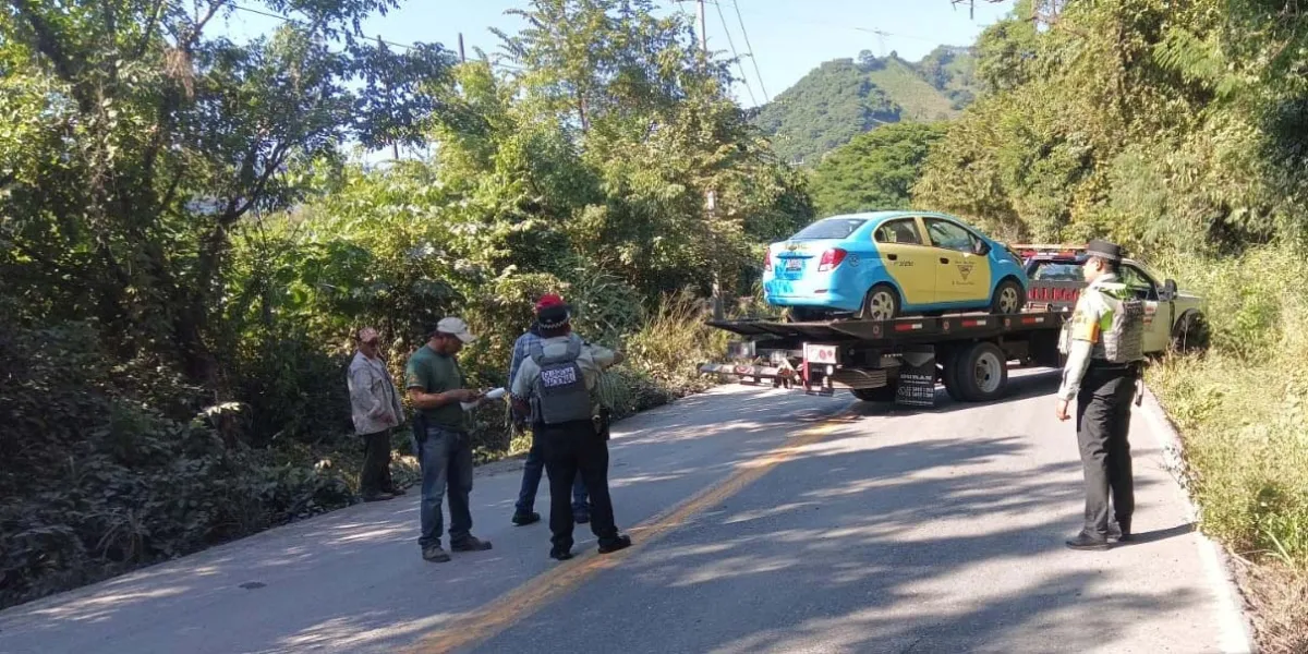 Accidente en la Pachuca–Tuxpan deja taxi volcado y dos personas lesionadas