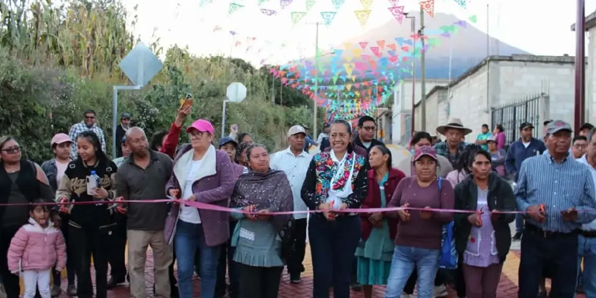 Ariadna Ayala impulsa desarrollo en Atlixco con nueva pavimentación en San Pedro Benito Juárez