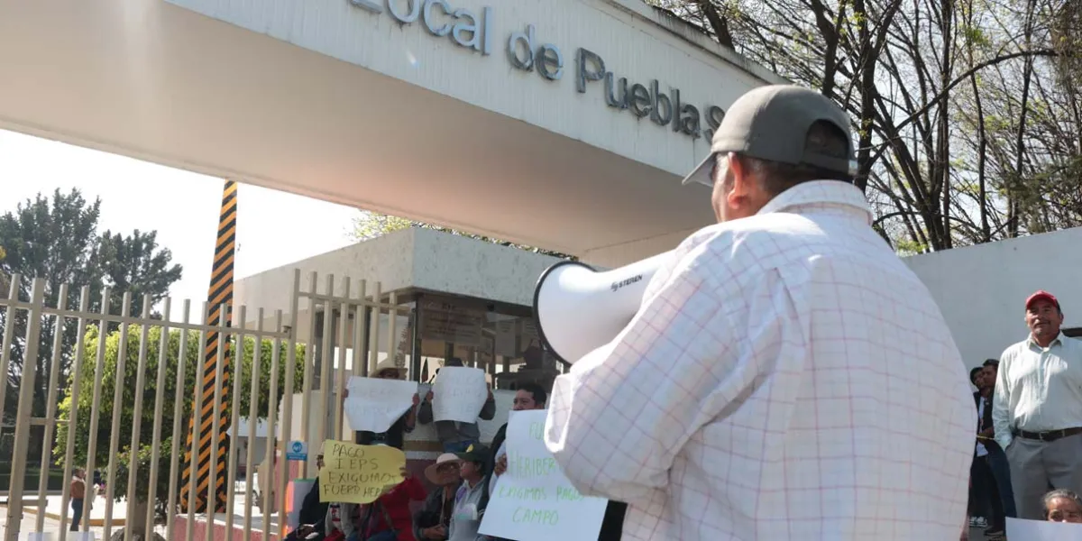 Campesinos exigen al SAT pagos pendientes; toman oficinas de la Recta a Cholula