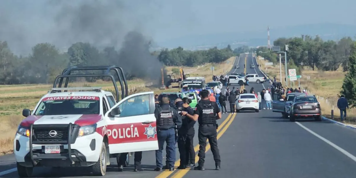 Choque entre sindicatos desata incendio y bloqueos en la autopista Puebla–Tlaxcala